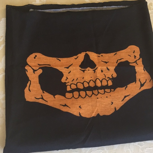 16 ways to Wear a Face Mask - Picture 2 of 4